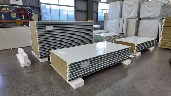 Bảng sandwich PU có độ bền cao với độ kín không khí / kín nước và cách nhiệt vượt trội