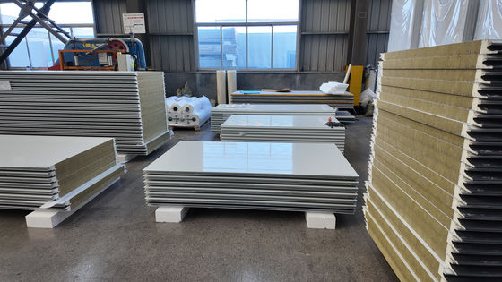 Bảng sandwich PU có độ bền cao với độ kín không khí / kín nước và cách nhiệt vượt trội