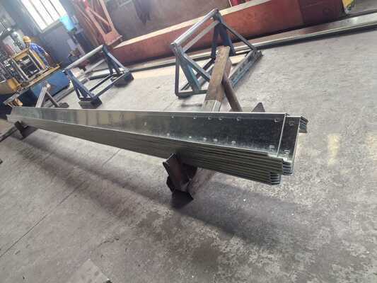 Hot Dip Galvanized Metal Building Purlin với chiều dài tùy chỉnh và loại thép 195/235/355 cho hỗ trợ cấu trúc
