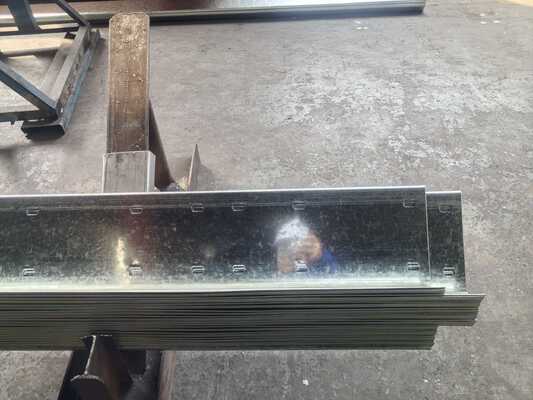 Hot Dip Galvanized Metal Building Purlin với chiều dài tùy chỉnh và loại thép 195/235/355 cho hỗ trợ cấu trúc
