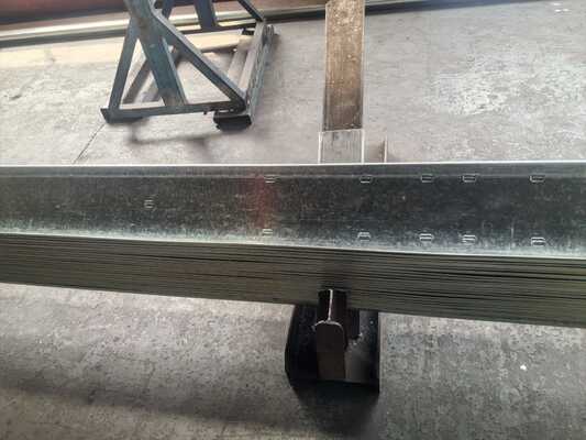 Hot Dip Galvanized Metal Building Purlin với hình dạng C / Z cho hỗ trợ cấu trúc bền trong loại thép 195/235/355