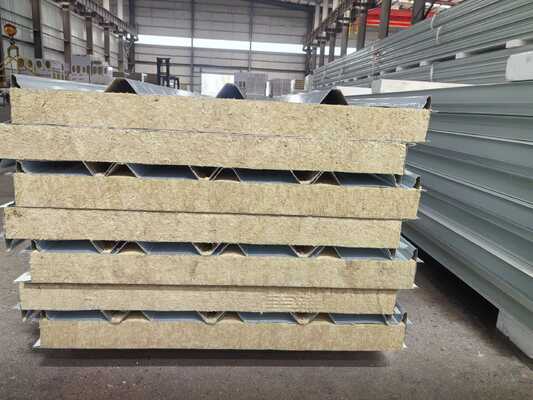 Rockwool Roof Sandwich Panel với lớp phủ SDP, chiều dài 12 mét và tương thích với năng lượng mặt trời cho hiệu suất vượt trội